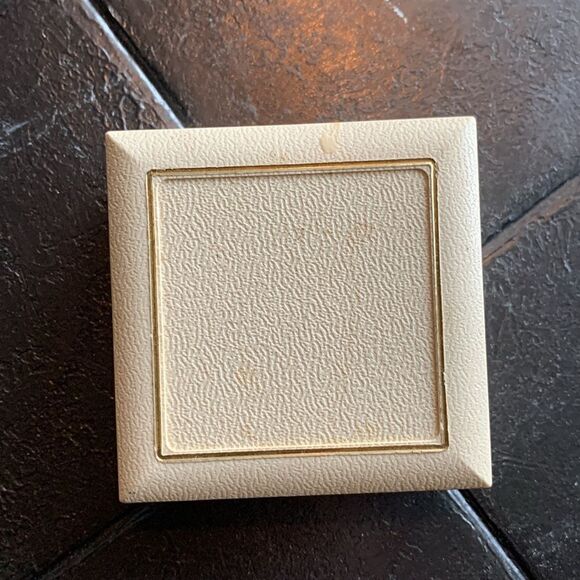 Lovely Vintage Genuine Pearls in Brushed Gold Leaves Brooch n CLIP Earrings Set - Picture 2 of 5